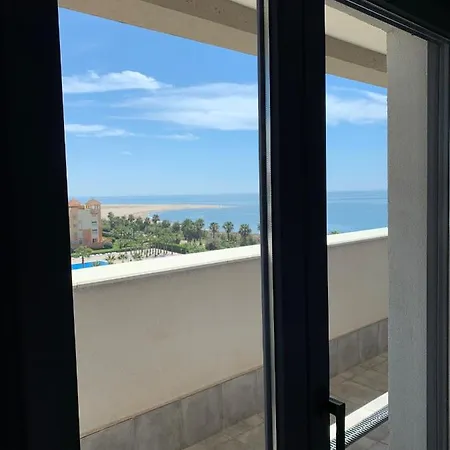 Penthouse With Wide Terrace Next To The Ocean